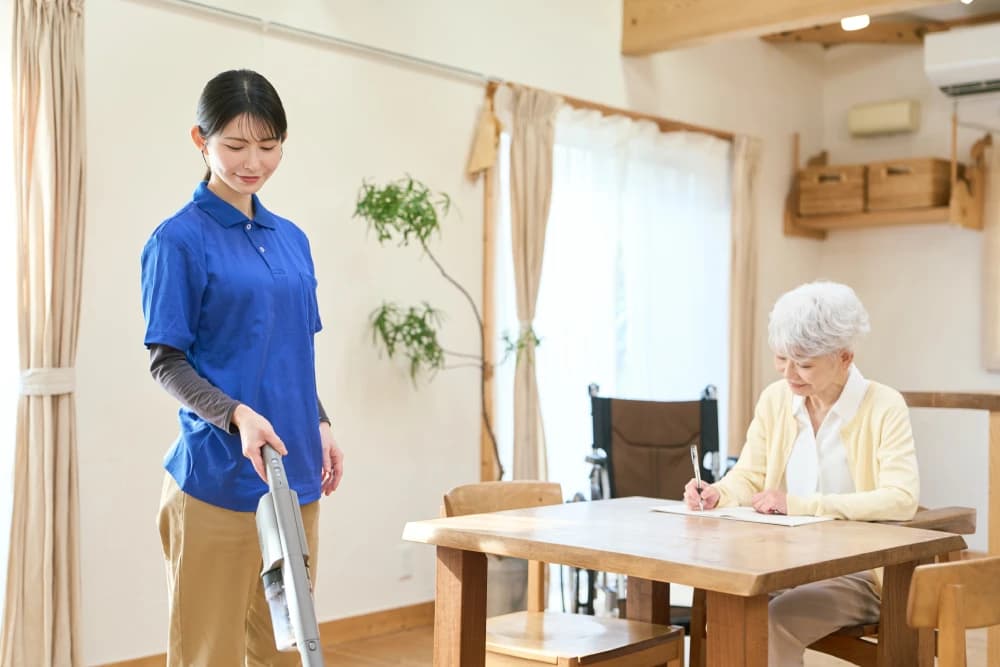 ご自宅でリビングを掃除するスタッフ