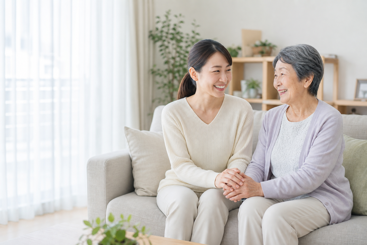 窓辺で介護スタッフと穏やかに過ごす高齢の女性